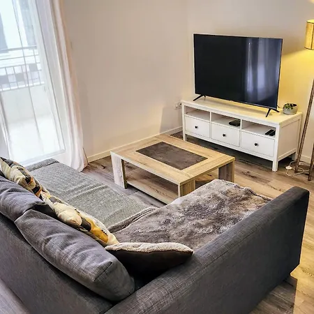 Daire Modern 2br Balcony Secured Parking Metro 14 Saint-Ouen (Seine-Saint-Denis)