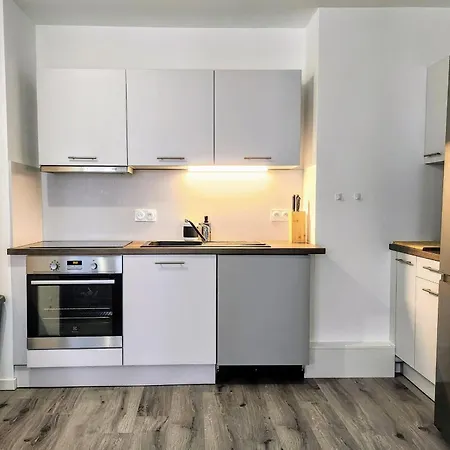 Daire Modern 2br Balcony Secured Parking Metro 14