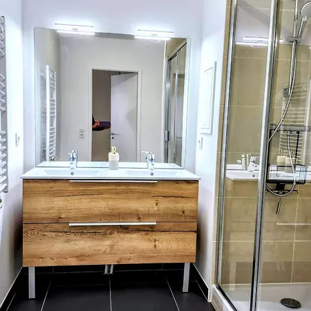 Modern 2br Balcony Secured Parking Metro 14 Saint-Ouen (Seine-Saint-Denis)